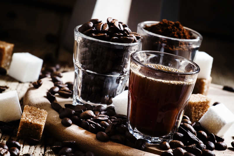 咖啡豆和咖啡粉末的照片