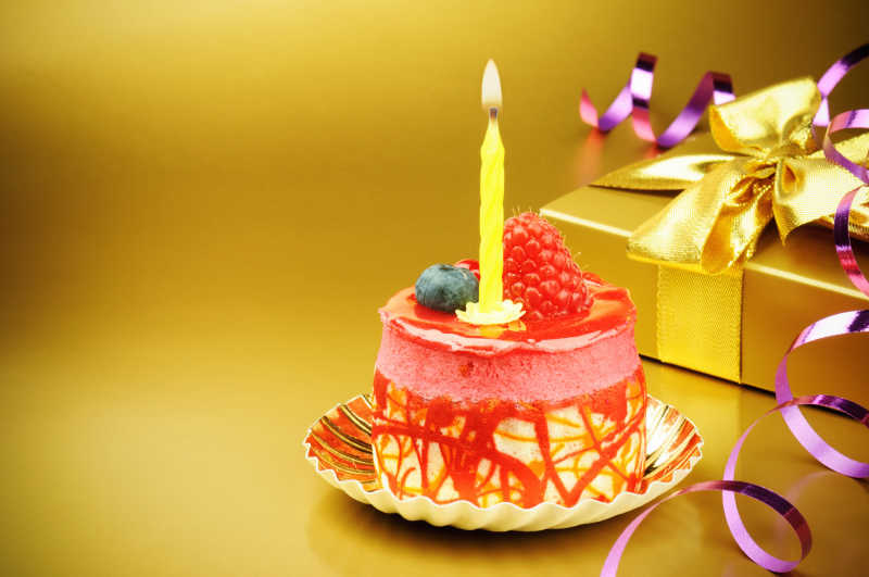 金色背景下的生日蛋糕