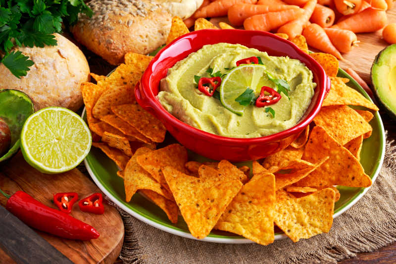 自制的牛油果泥和薯片