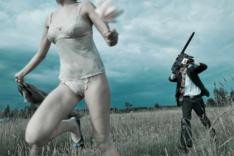 拿着电锯的人去追逃跑的女人
