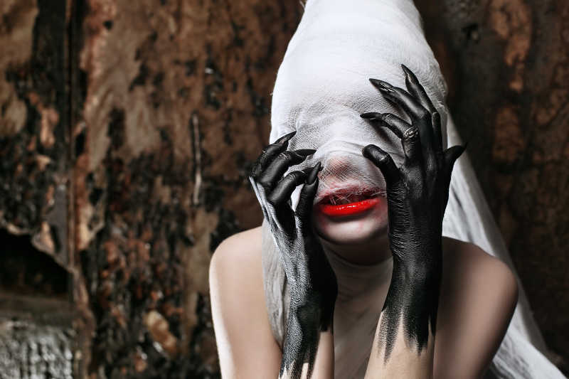 裹着纱布的恐怖女人