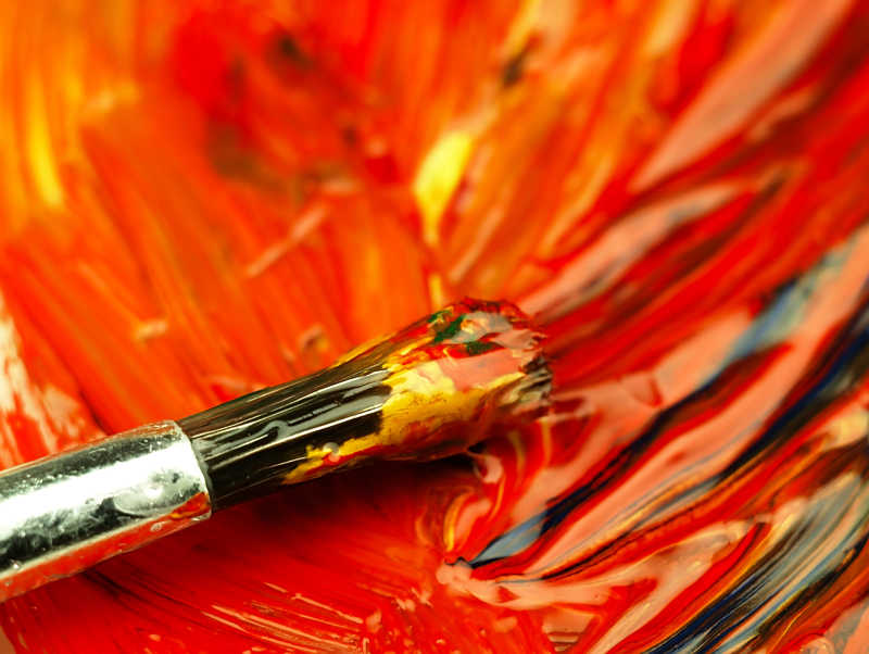 红色的水彩颜料和画笔