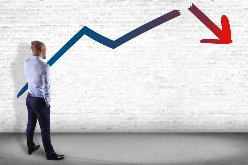 商人在思考企业经济如何快速发展