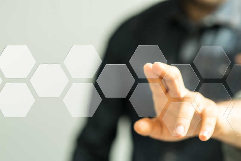 商人的手指在触摸虚拟屏幕