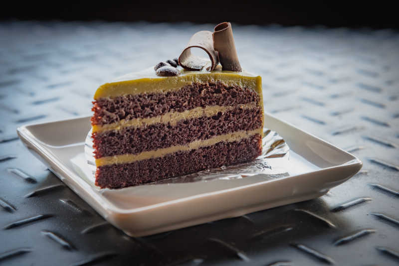 盘子上的绿茶巧克力蛋糕特写