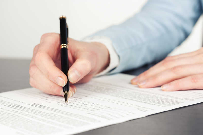 正在签约合同的商人