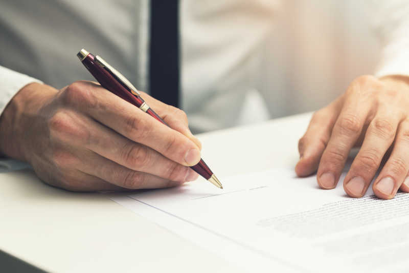 在合同协议上签上自己的名字