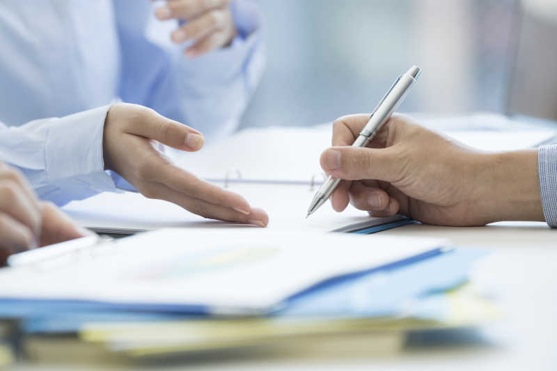 达成协议准备签约合同的商人