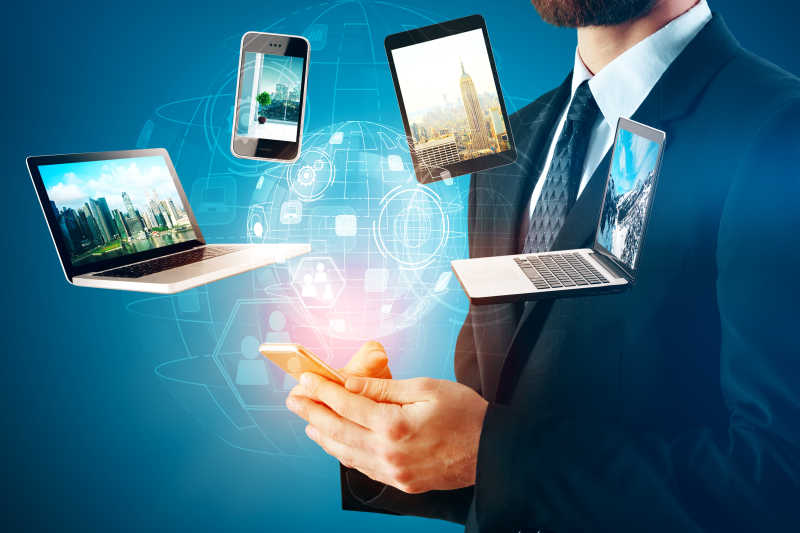 未来科技概念背景下正在操作智能手机其它数码产品的男人