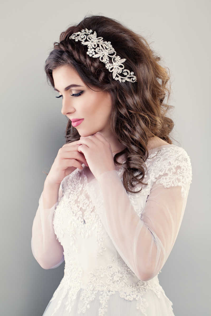 穿着白色婚纱的美女特写