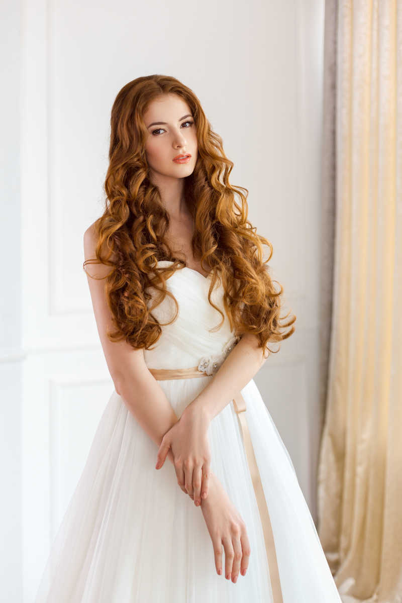 穿着洁白婚纱的金发美女