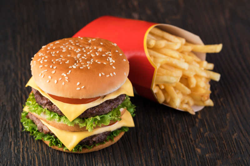 木桌子上的汉堡和薯条