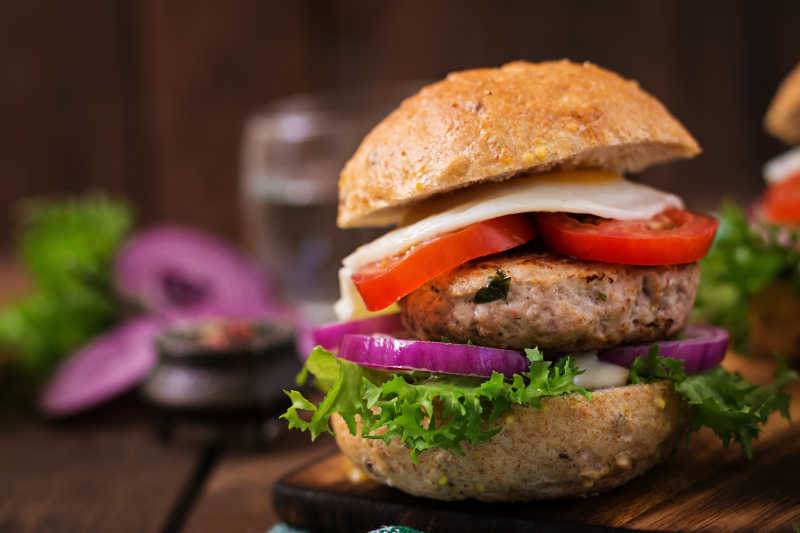 桌子上的汉堡包