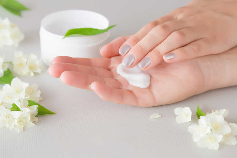 女人的手正在涂保湿霜的