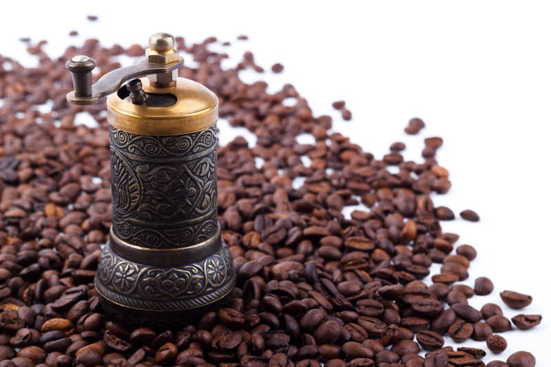 磨咖啡豆的工具放在咖啡豆上