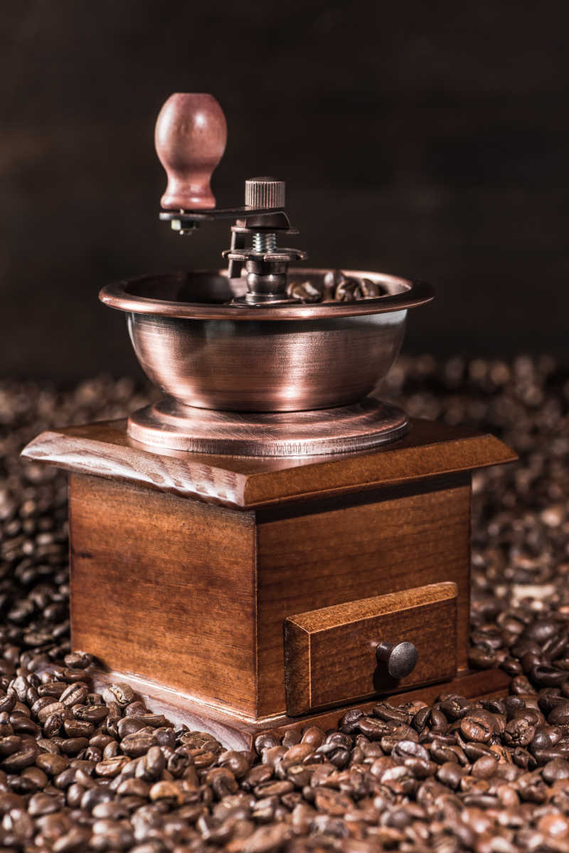 磨咖啡豆的机器和咖啡豆