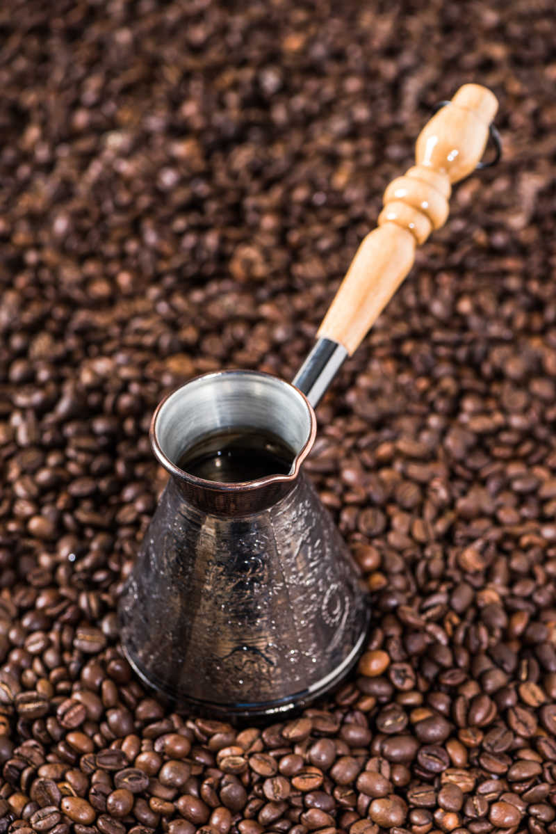 咖啡豆上的土耳其咖啡壶