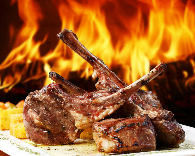 火焰背景的烤肉特写