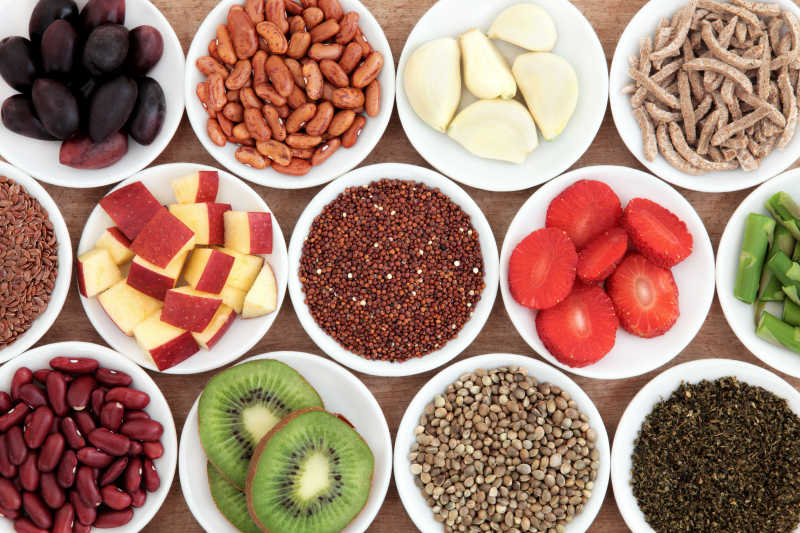 桌子上摆放整齐的各种食材