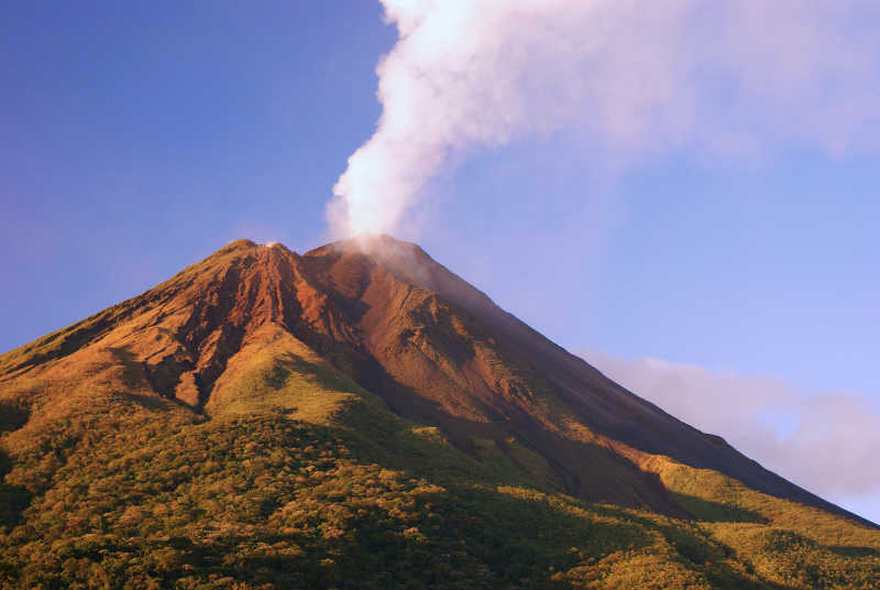 阿雷纳火山图片