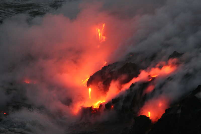 火山熔岩流活动