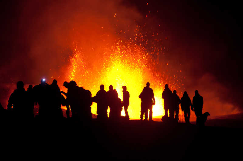 一群游客在围观火山喷发