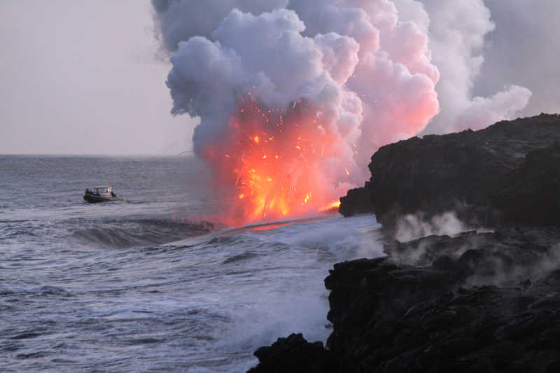 炽热的熔岩流入太平洋