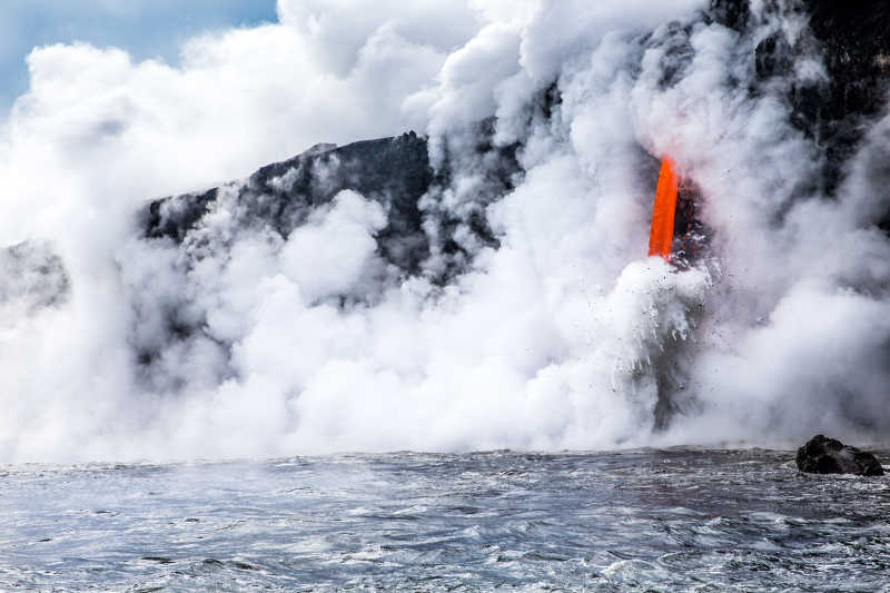 火山熔岩流入大海