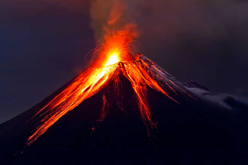一座喷发的火山