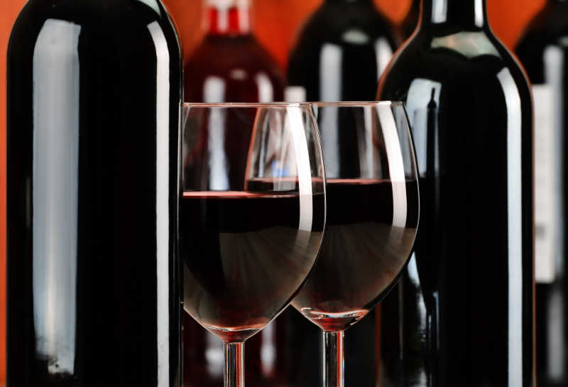 红酒和高脚杯的组合