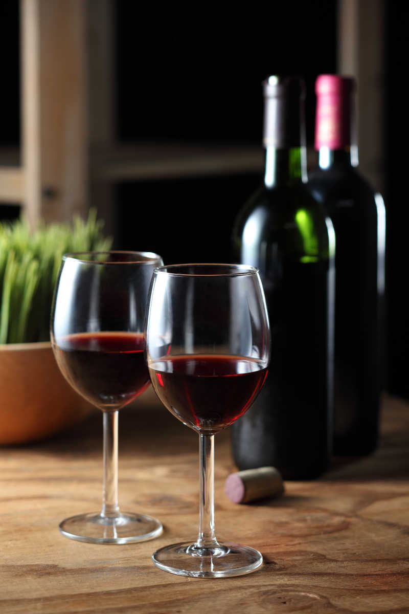 两瓶红葡萄酒和高脚杯
