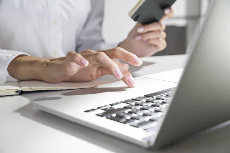 手指纤细的人正在使用电脑