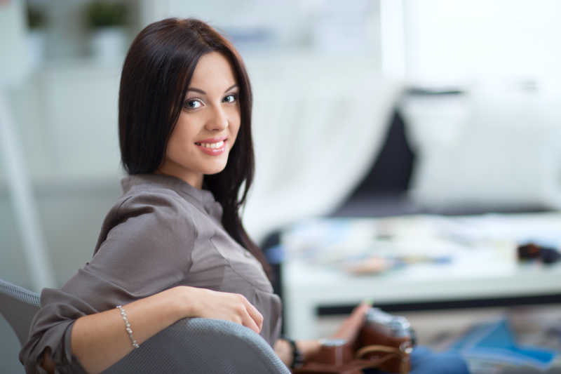 坐在椅子上回头的美女