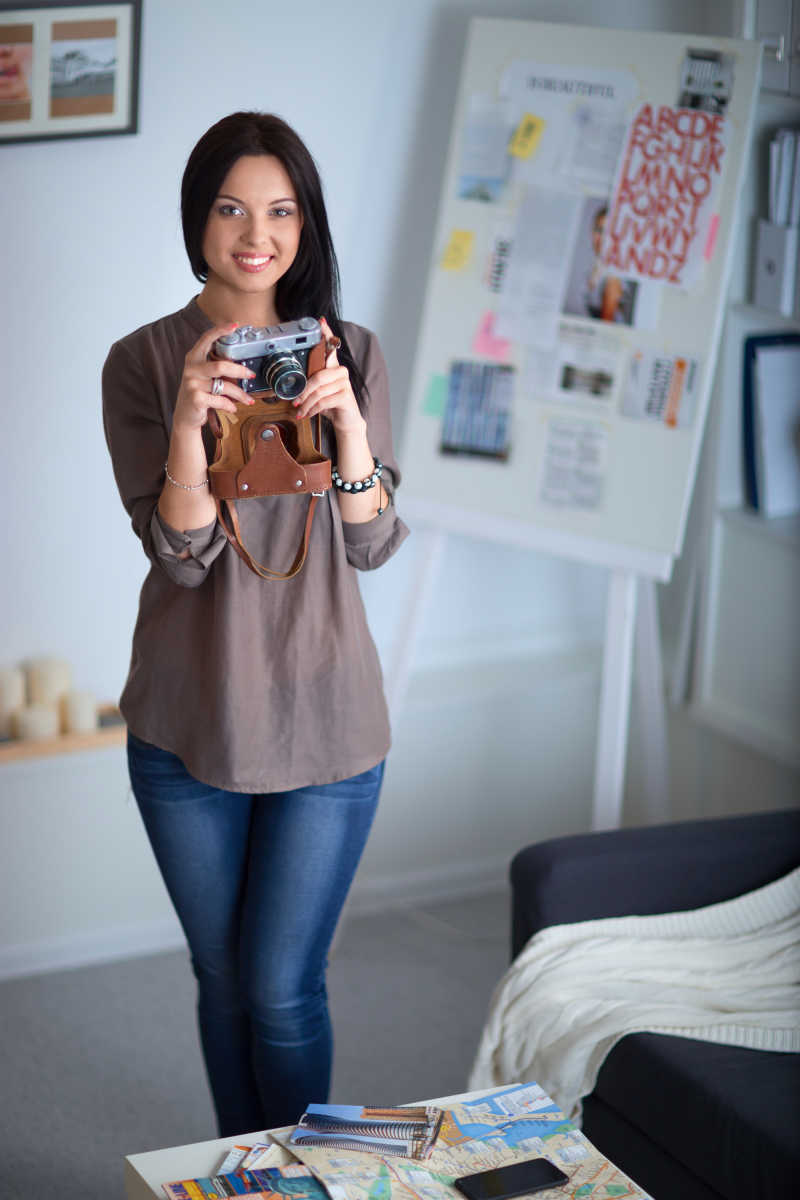 拿着摄像机的女人