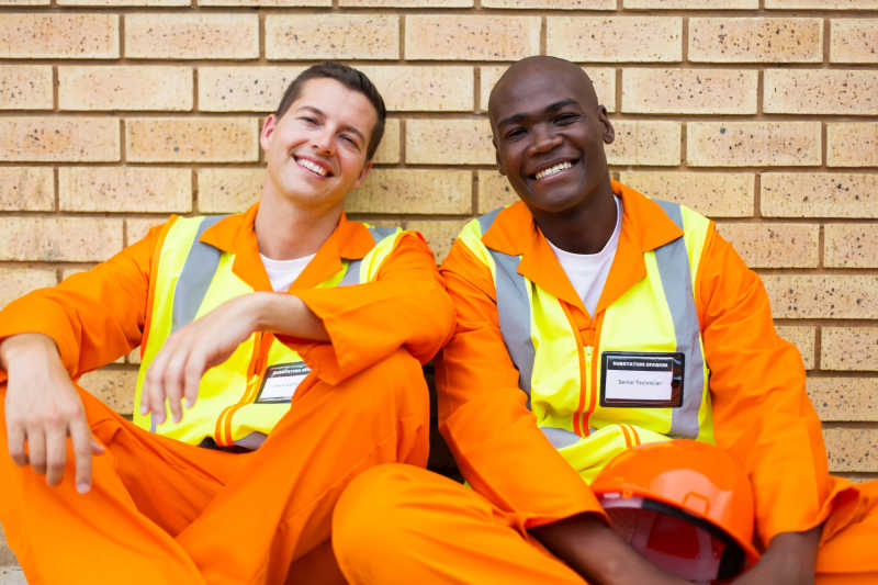 坐着休息的工业电气技术员