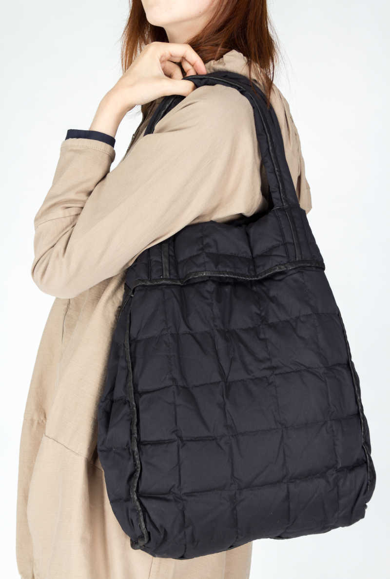 女子肩上的黑色手提包