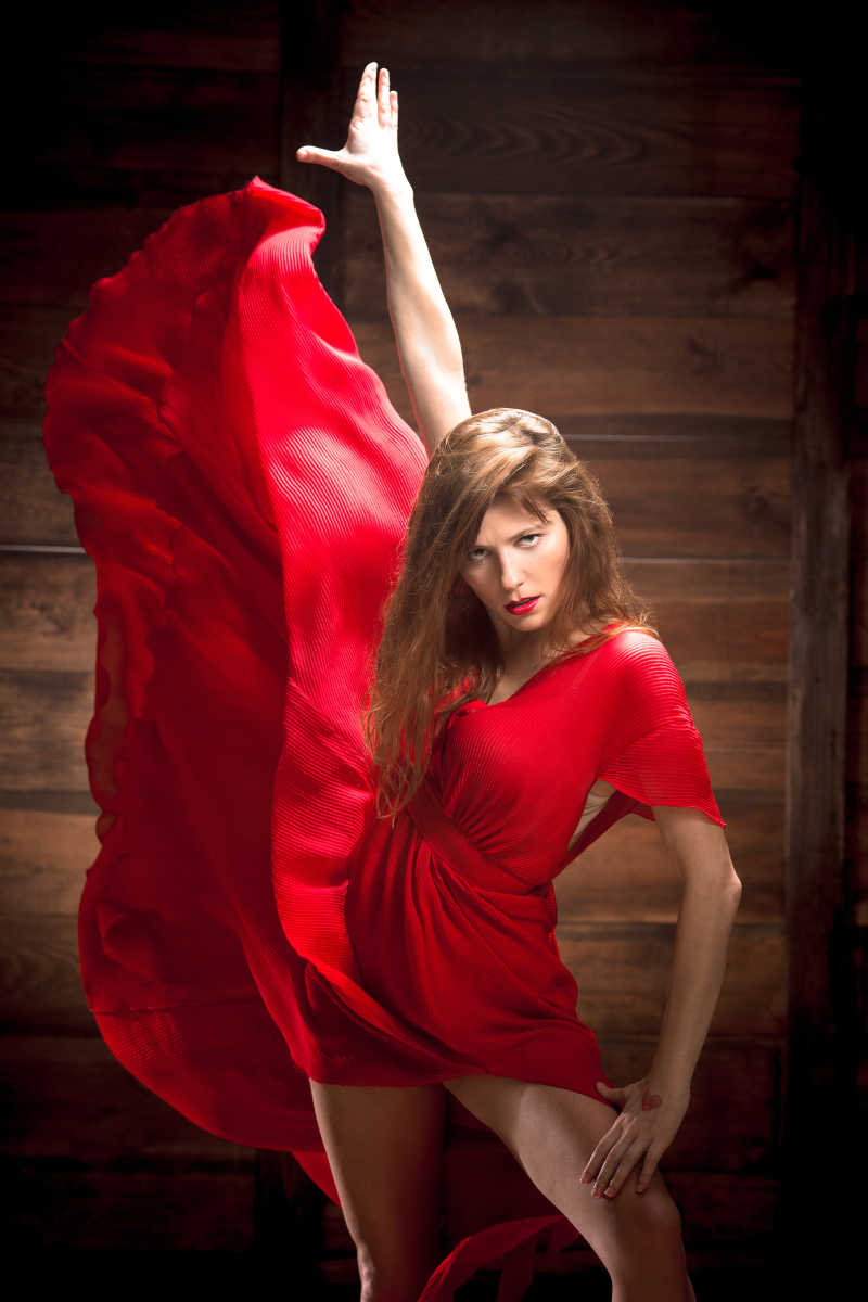穿着红色礼服的美女展现出她最好的一面