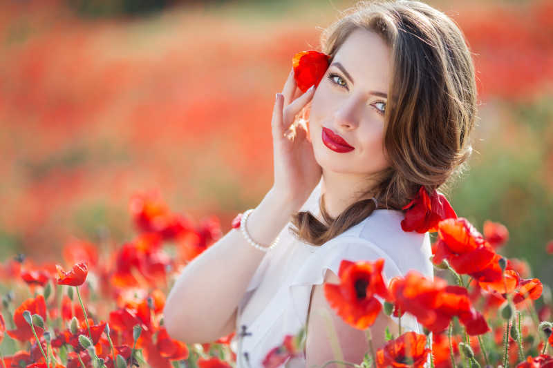 罂粟花丛中美丽的白衣女子