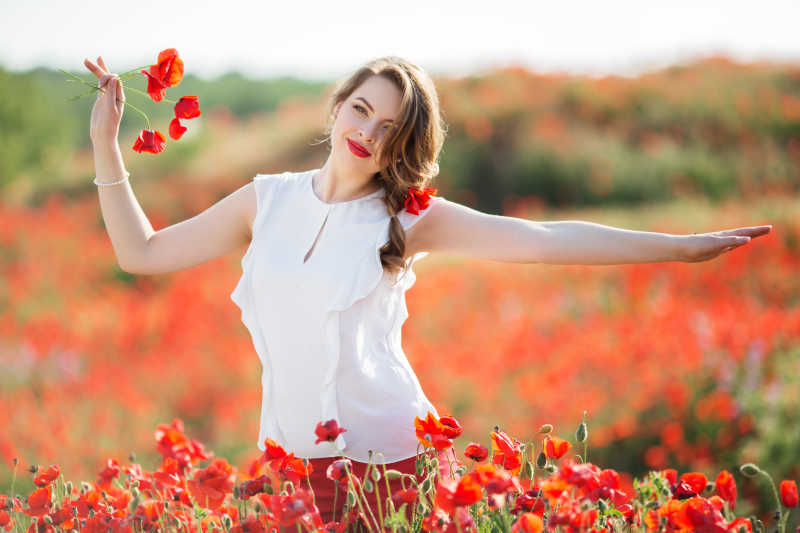 站在罂粟花丛中的白衣美女