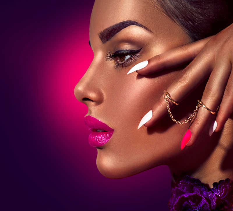 画着妆的性感的黑人美女