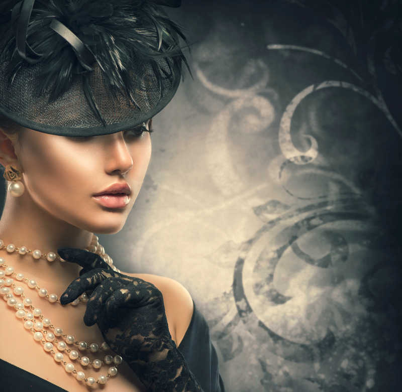 带着黑色帽子的高贵美女