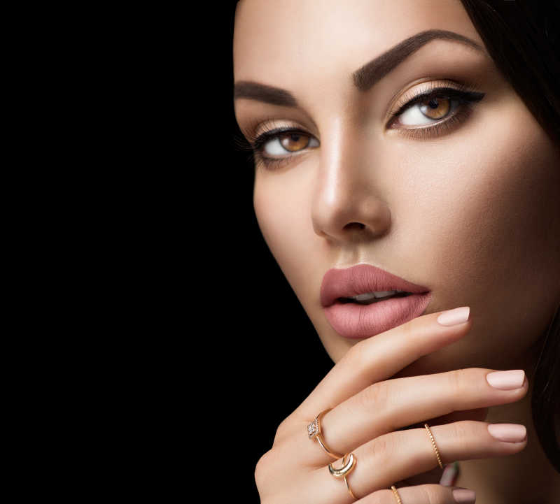 画着精致妆容的美女