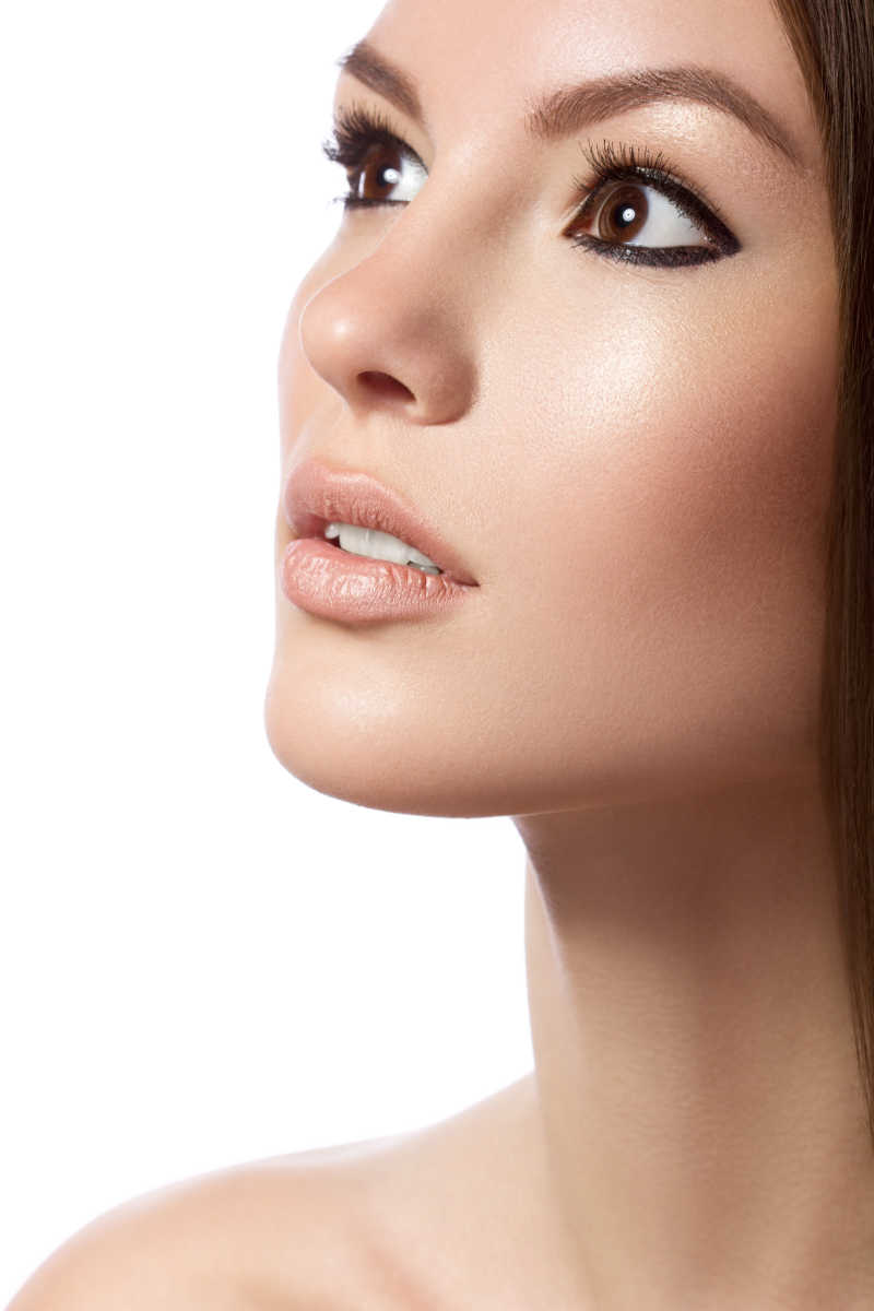 画着精致的淡妆美女