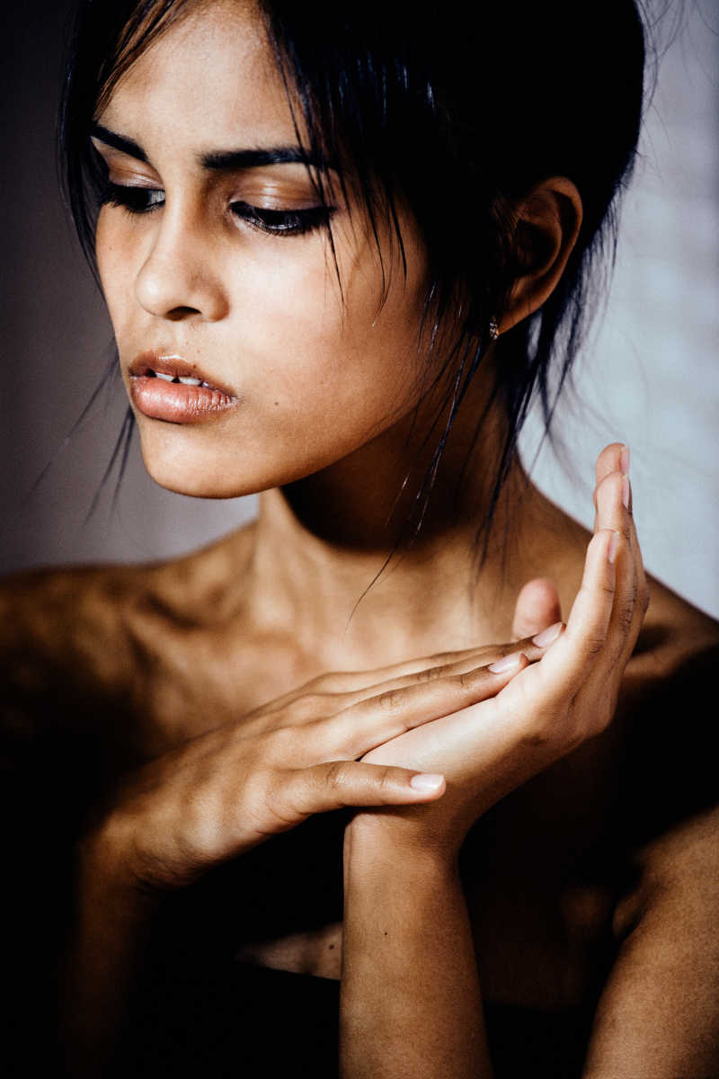 忧郁的拉丁女人特写