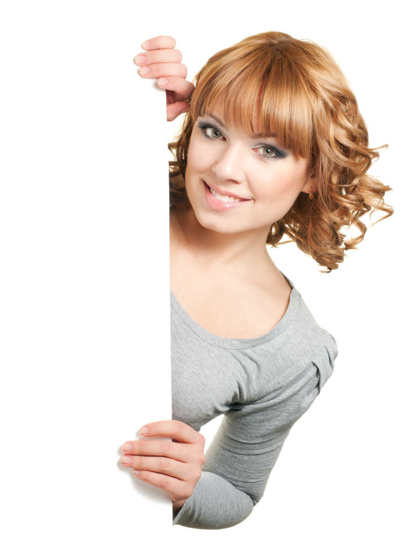 白色背景上双手搭在广告牌上的金发美女