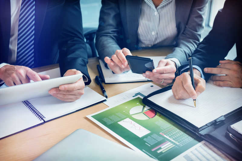 正在办公桌上讨论工作的商人