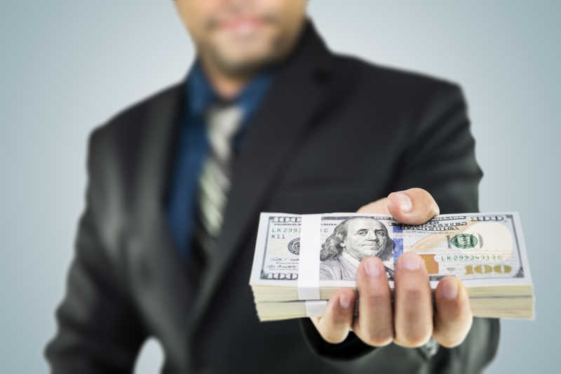 手里拿着钱的商人