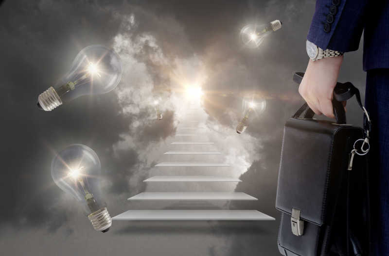 准备走向充满灯光道路的男人