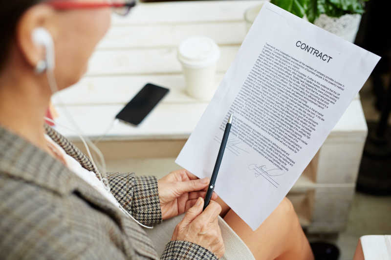 带着耳机看合同的女人