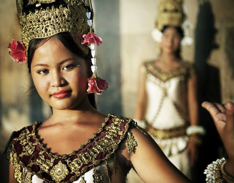 年轻的柬埔寨传统舞蹈演员